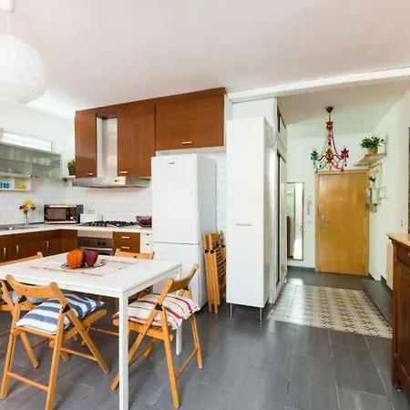 Lodging Sagrada Familia & Sant Pau Apartment